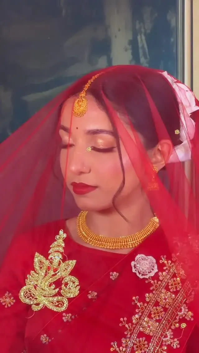 She smiled at the mirror, but her eyes carried a thousand emotions. ✨👰