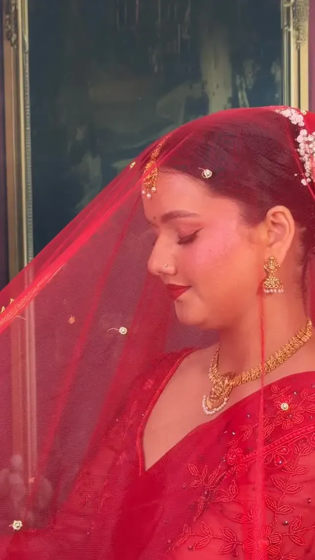 Her smile completed the whole look♥️🌸