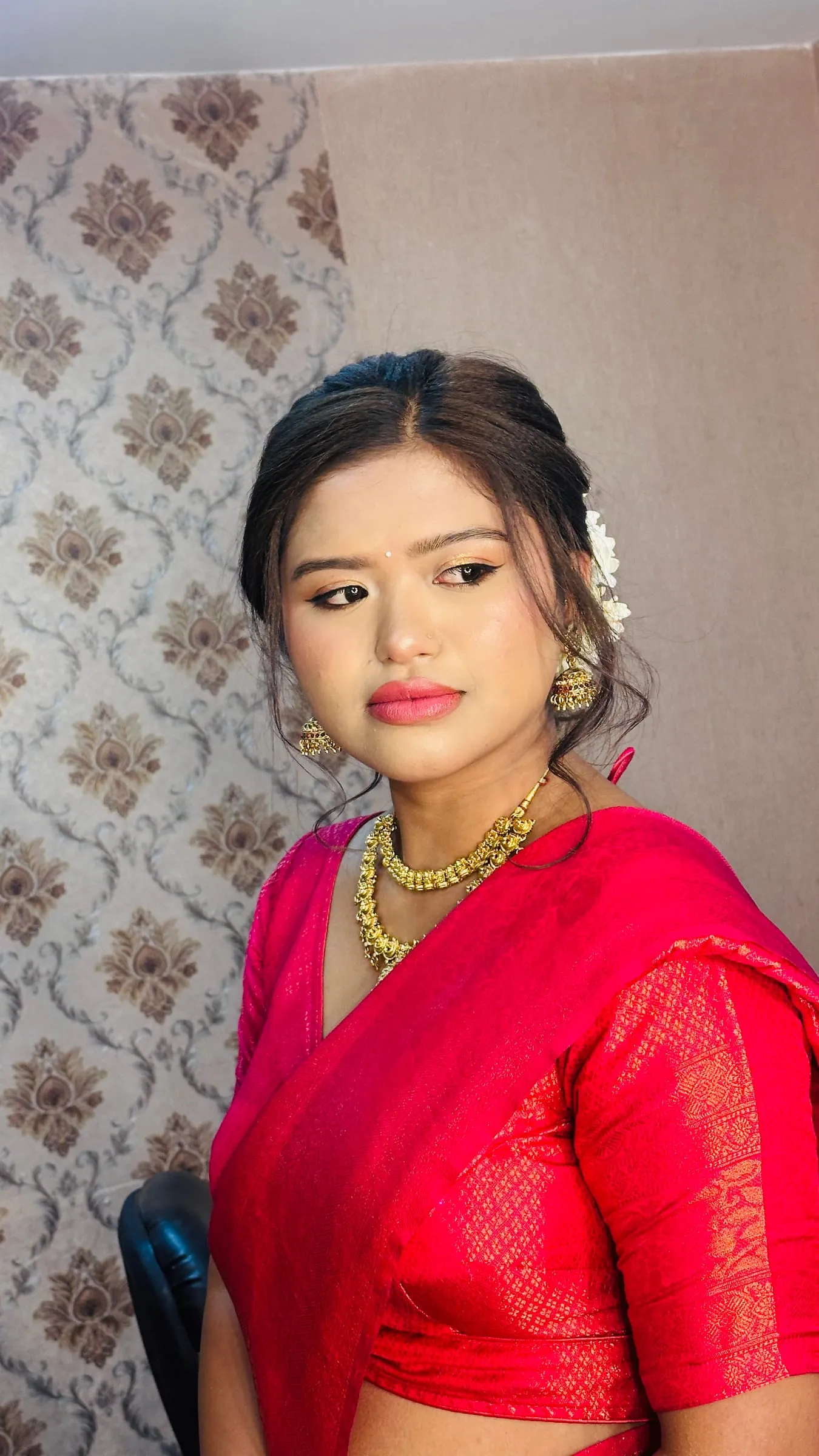 चिटिक्क जुरो र ठूला झुम्कासहित चाडपर्वको लुक